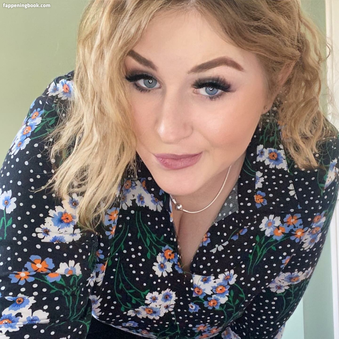 Curvy Laurensia