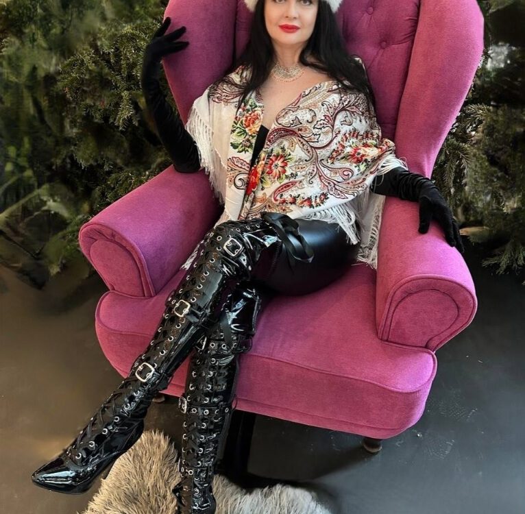 Dominatrix Dinah