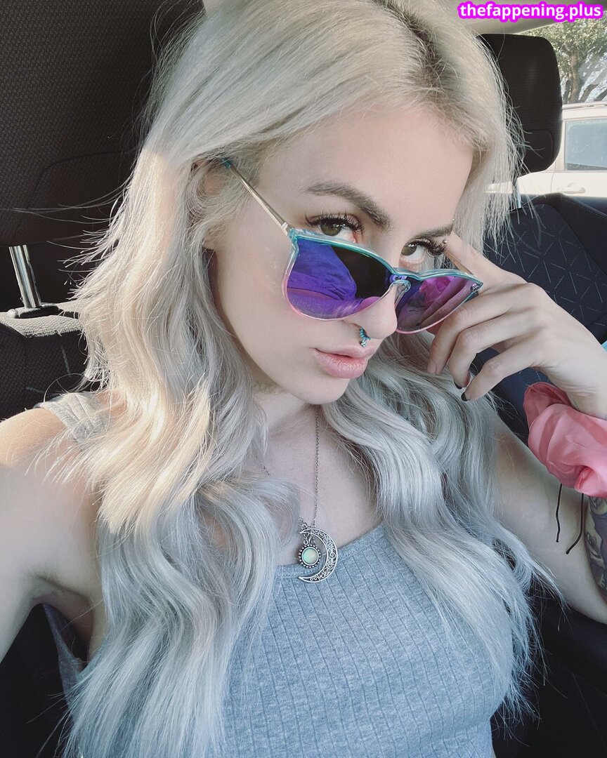 Hillary Pokket Nicole