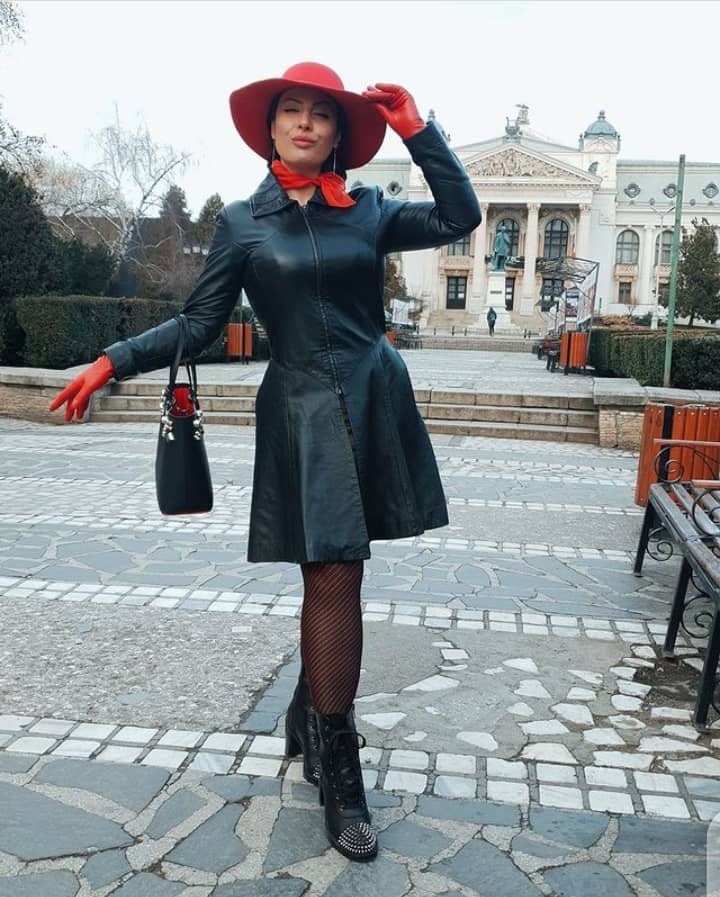 Mistress Lilly Gray